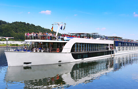 Iconic Christmas Markets Danube River Cruise with Guest Speaker Babbie Mason | Nov. 29, 2024