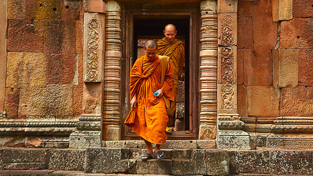temple monks thailand